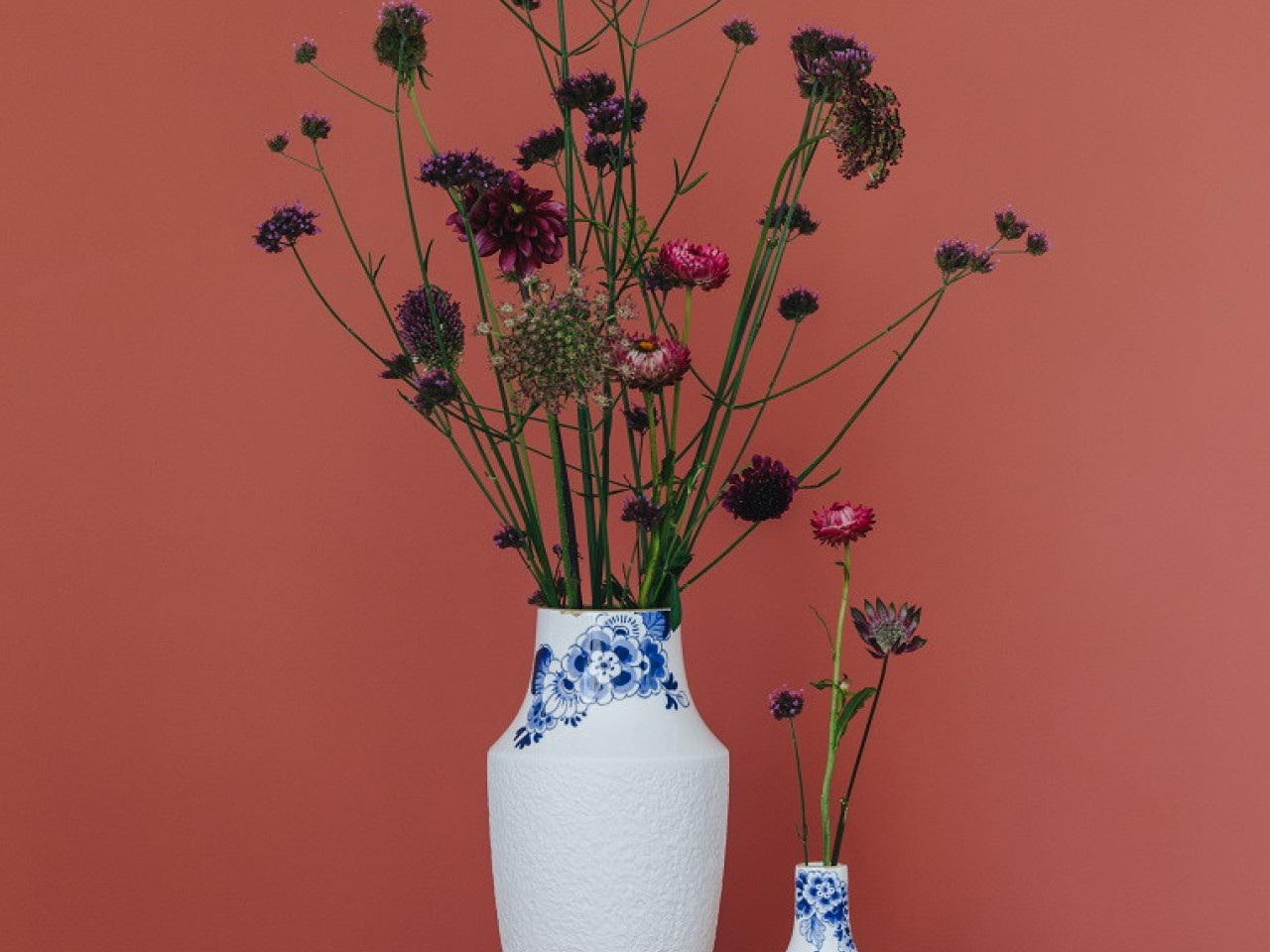 Blauw Bloesem Vazen groot en klein met verse bloemen ontworpen door Debbie Wijskamp Heinen Delfts Blauw