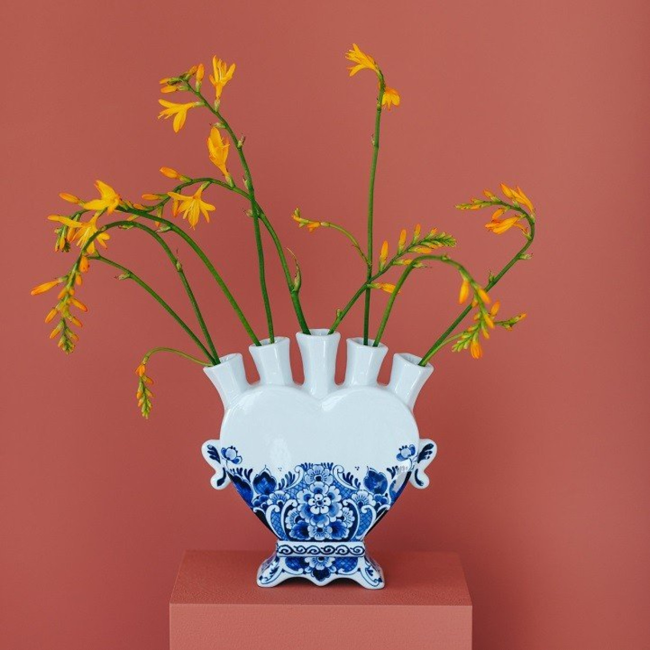 Handbeschilderde Hartvormige Tulpenvaas met bloemmotief blauw met verse bloemen Heinen Delfts Blauw
