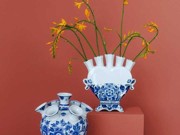 Handbeschilderde Tulpenvaas bloemmotief blauw en een delfts blauwe souvenir Tulpenvaas met bloemmotief Heinen Delfts Blauws