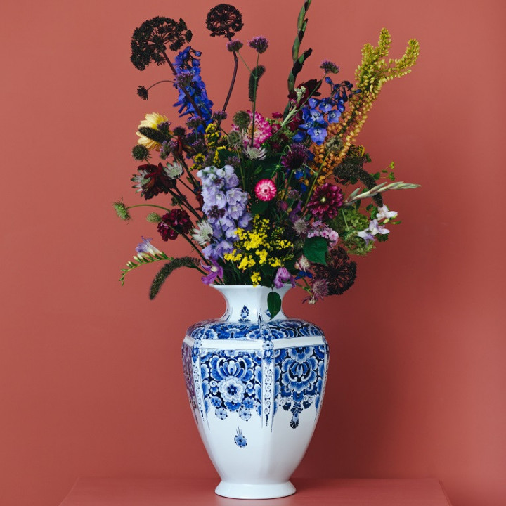 Handbeschilderde Vaas groot bloemmotief blauw met verse bloemen Heinen Delfts Blauw