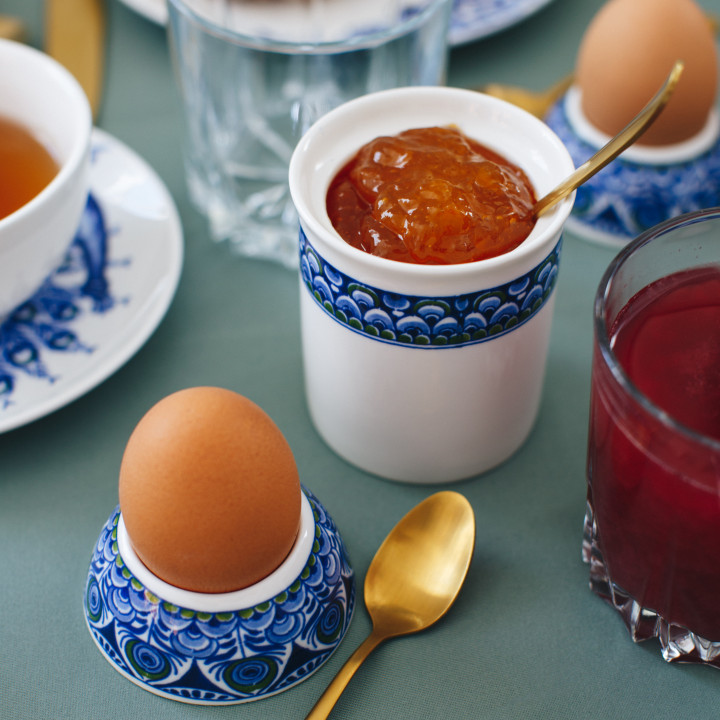 Ontbijt met gekookt ei en Paauw servies van Heinen Delfts Blauw
