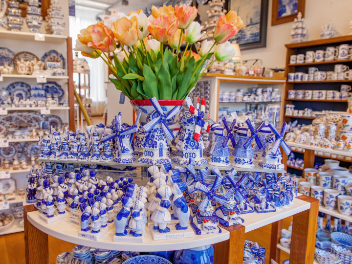 Delfts blauwe molentjes en kuspaartjes in de winkel van Heinen Delfts Blauw