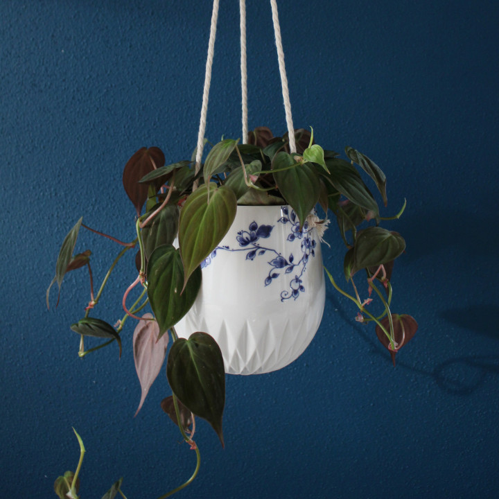 Witte hang bloempot met blauw bloesem schildering