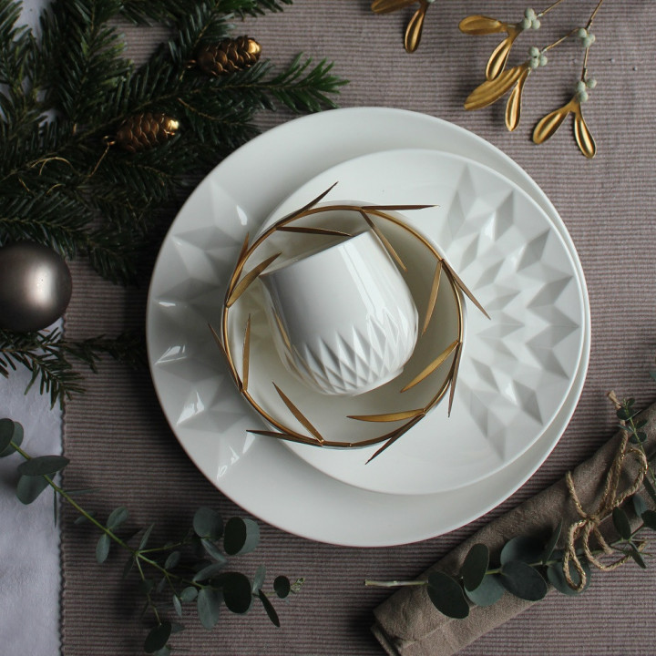 Wit servies op kersttafel