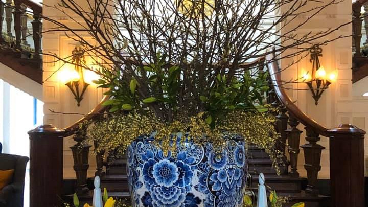 Handbeschilderde tulpenvazen en grote vaas met verse bloemen van Heinen Delfts Blauw in het Intercontinental