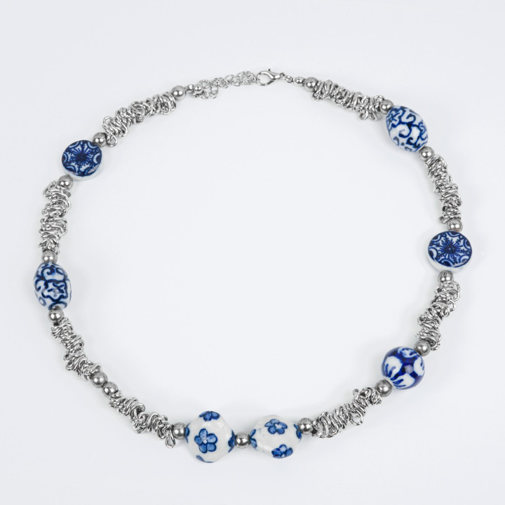 Delfts blauwe ketting met zilver kleurige ringen