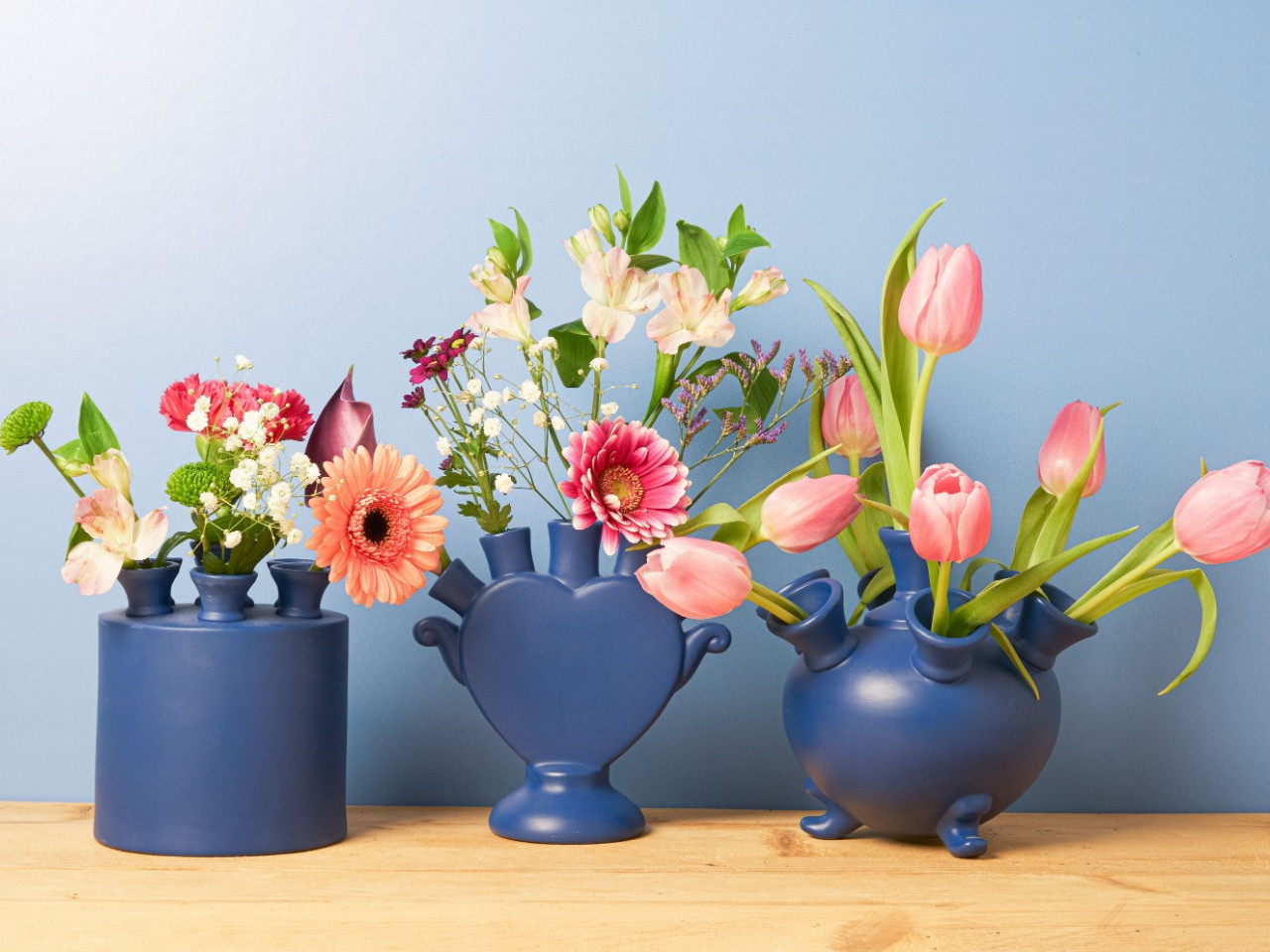 Mat blauwe Tulpenvazen en vazen met verse bloemen Heinen Delfts Blauw