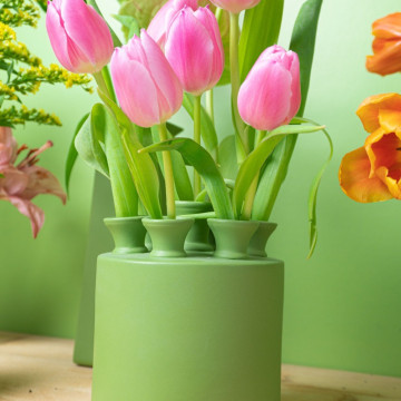 Mat groene Tulpenvaas met verse bloemen Heinen Delfts Blauw