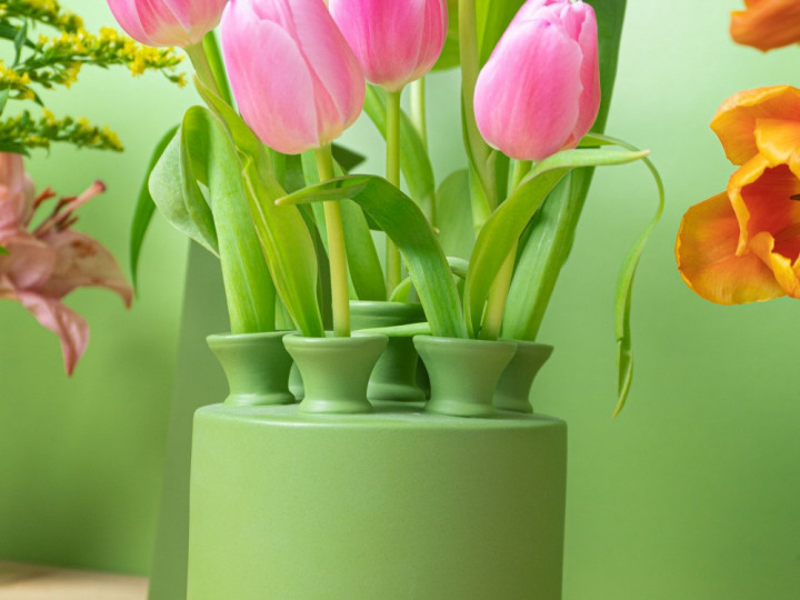 Mat groene Tulpenvaas met verse bloemen Heinen Delfts Blauw