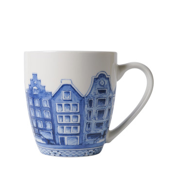 Delfts blauwe koffiemok met een rijtje grachtenpanden