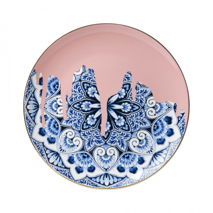 Wandbord met Delfts blauwe mandala en roze verf dat over de mandala druipt