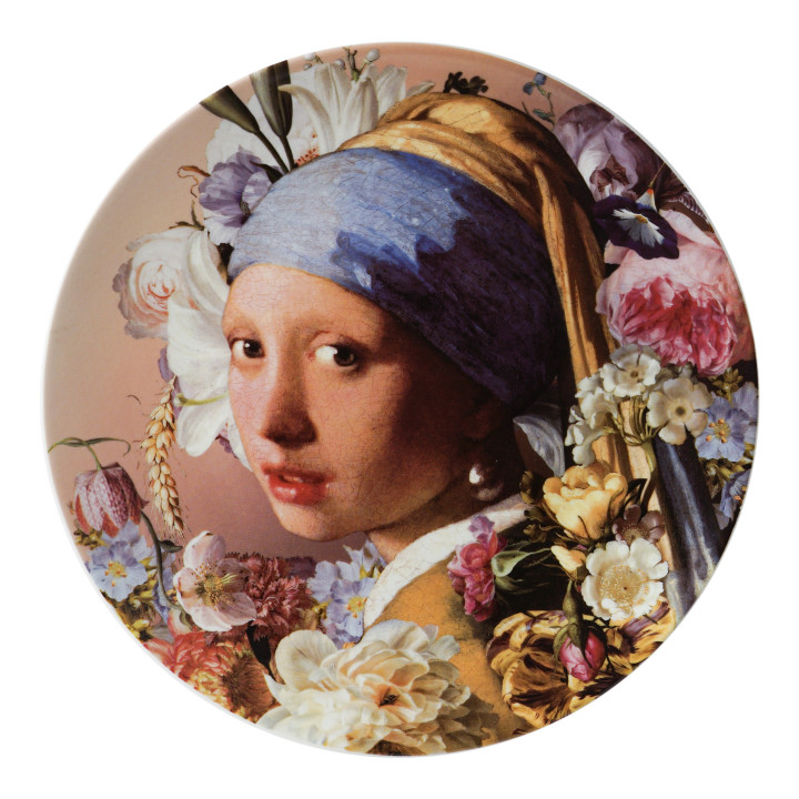 Wandbord meisje met de parel tussen kleurrijke bloemen