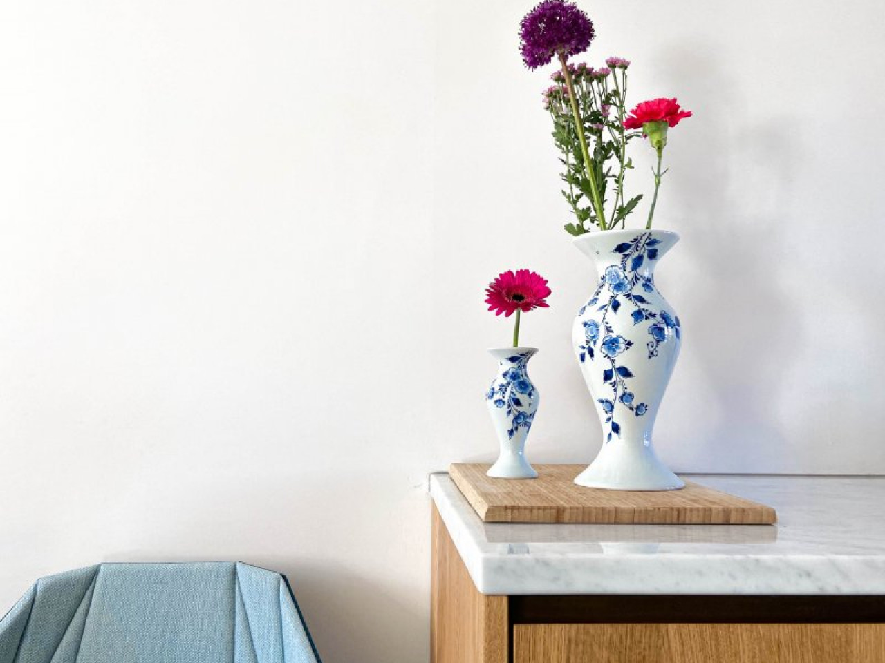 Handbeschilderde vaas Made-Lief collectie kelkvaas groot en klein met bloemen Heinen Delfts Blauw