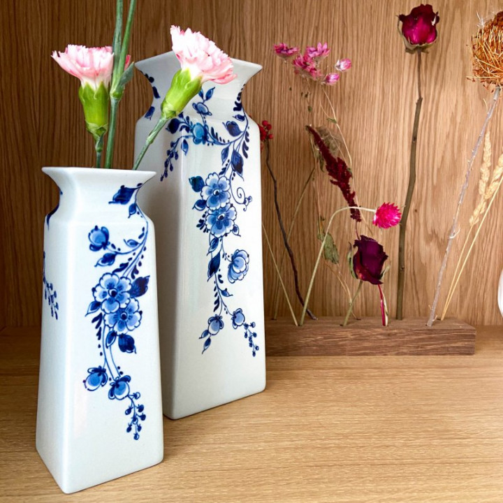 Handbeschilderde vaas Made-Lief collectie vierkante vaas groot en klein met bloemen Heinen Delfts Blauw