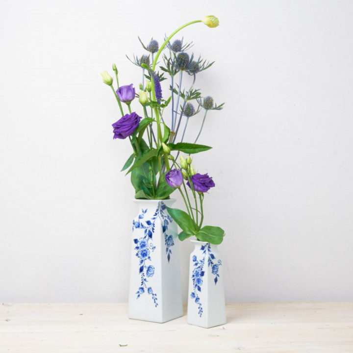 Handbeschilderde vaas Made-Lief collectie vierkante vaas groot en klein met bloemen Heinen Delfts Blauw