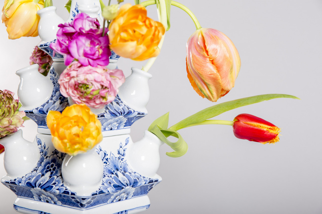 Handbeschilderde 3-delige tulpenvaas met verse bloemen Heinen Delfts Blauw