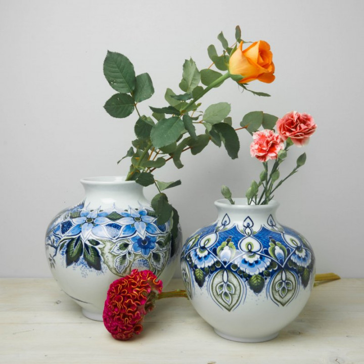 Handbeschilderde ‘Nature’ Bolvaas groot met verse bloemen Heinen Delfts Blauw