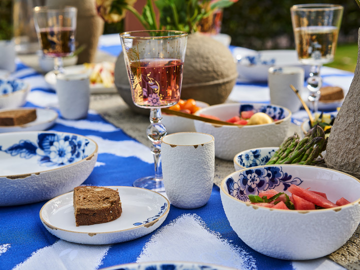 Gedekte tafel met Blauw Bloesem servies ontworpen door Debbie Wijskamp voor Heinen Delfts Blauw