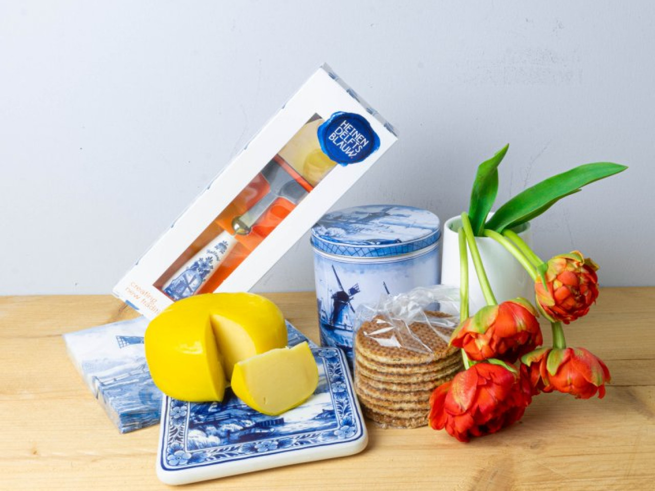 Oud-Hollands kaas & stroopwafel pakket met delfts blauwe kaasplank, kaasschaaf en servetten Heinen Delfts Blauw