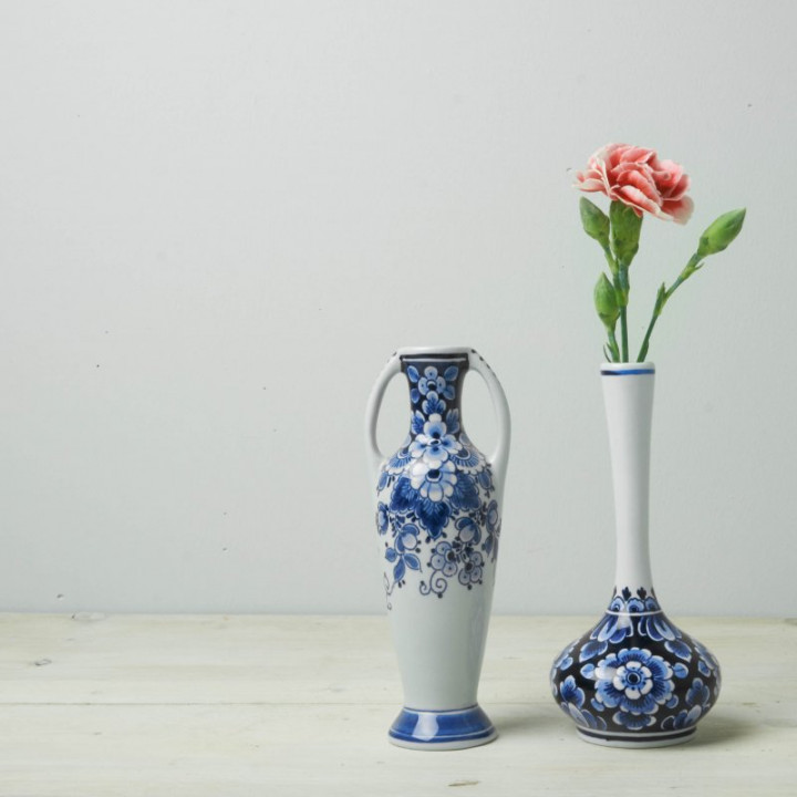 Handbeschilderd Slank roosvaasje bloemmotief met verse bloemen Heinen Delfts Blauw