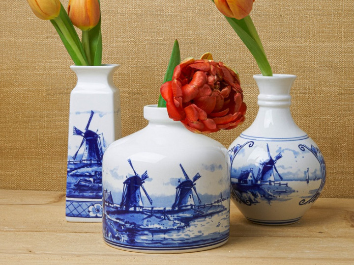Delfts blauwe Vaas recht, rond en buikvaasje met molen landschap met verse bloemen Heinen Delfts Blauw