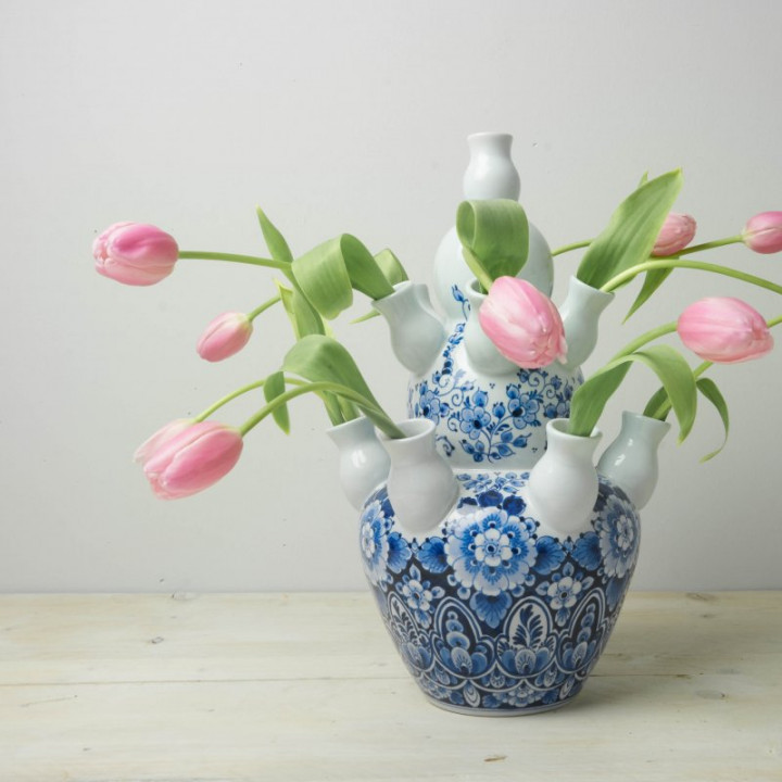 Handbeschilderde Tulpenvaas glad bloemmotief met verse tulpen Heinen Delfts Blauw