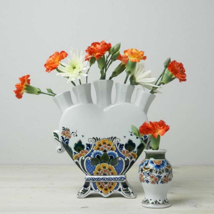 Handbeschilderde Tulpenvaas hartvorm bloemmotief polychroom en klein vaasje polychroom met verse bloemen Heinen Delfts Blauw