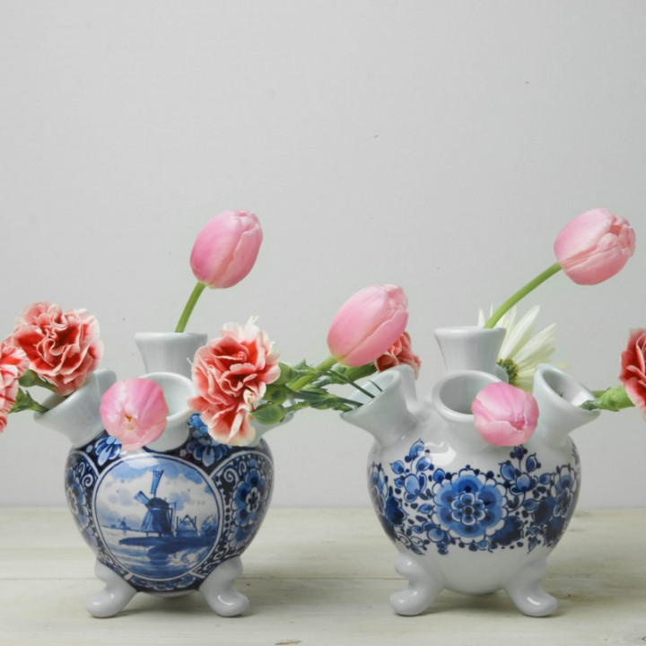 Handbeschilderde Tulpenvaas bloemmotief op pootjes klein en molen landschap klein met verse bloemen Heinen Delfts Blauw