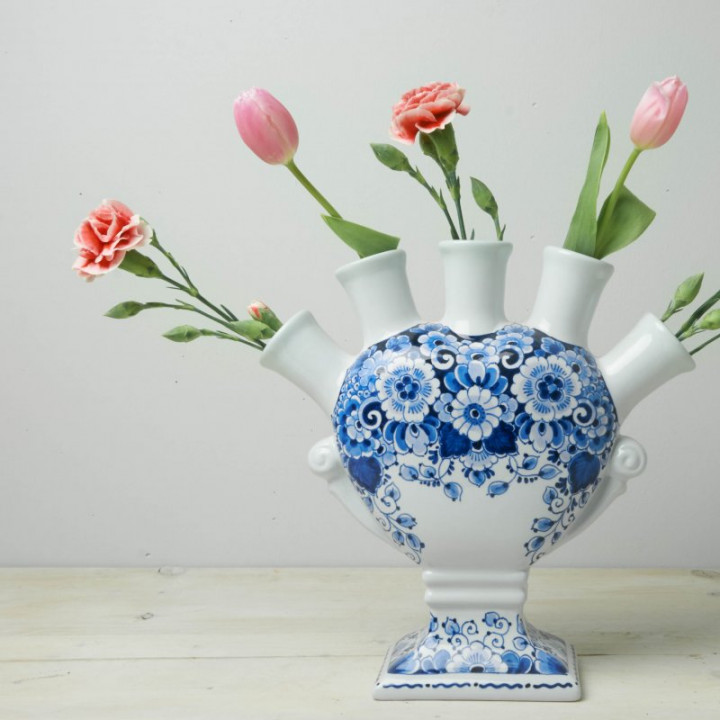 Handbeschilderde Tulpenvaas plat bloemmotief met verse bloemen Heinen Delfts Blauw