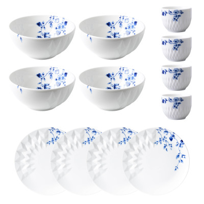 Blauw Vouw luxe ontbijt set voor vier personen. Wit porseleinen servies met Delfts Blauwe bloemen.