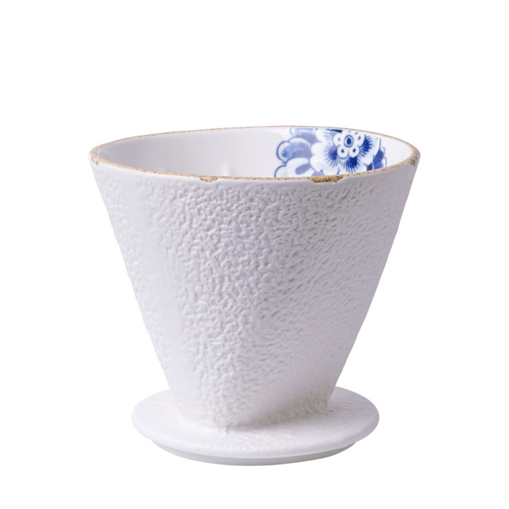 Slow coffee filter van Blauw Bloesem van wit porselein met een Delfts blauwe bloem