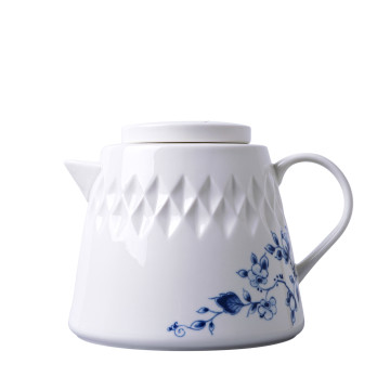 Koffiepot van wit porselein met Delfts blauwe bloemen en een origami gevouwen rand