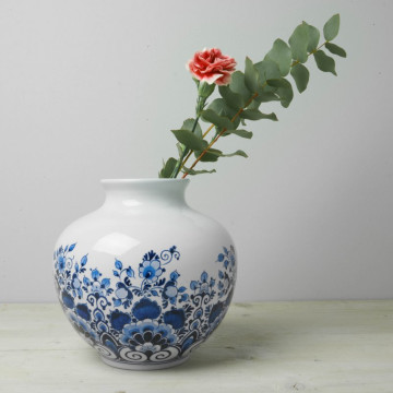 Handbeschilderde Vaas bol bloemmotief klein met verse bloemen Heinen Delfts Blauw