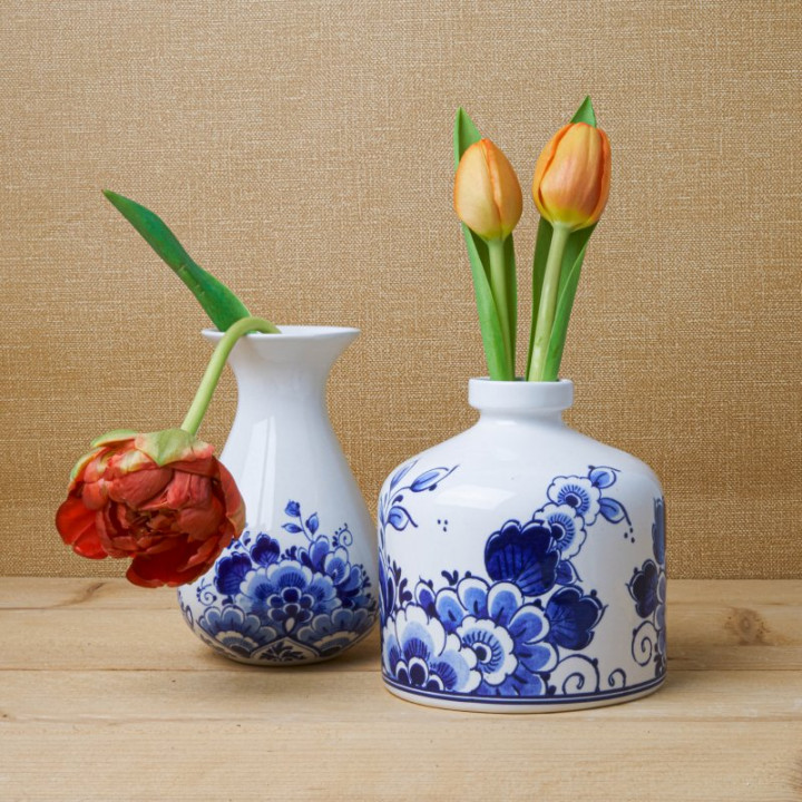 Delfts blauwe vaas rond bloem met verse tulpen Heinen Delfts Blauw