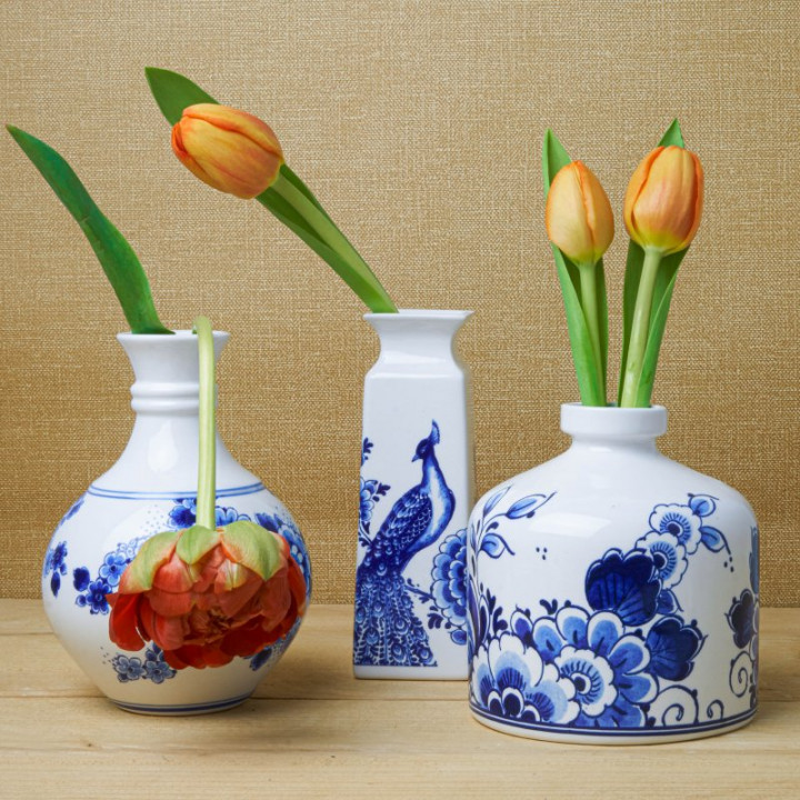 Delfts blauw bolvaasje bloemen klein, vierkant vaasje met pauw klein en ronde vaas bloemen met verse tulpen Heinen Delfts Blauw