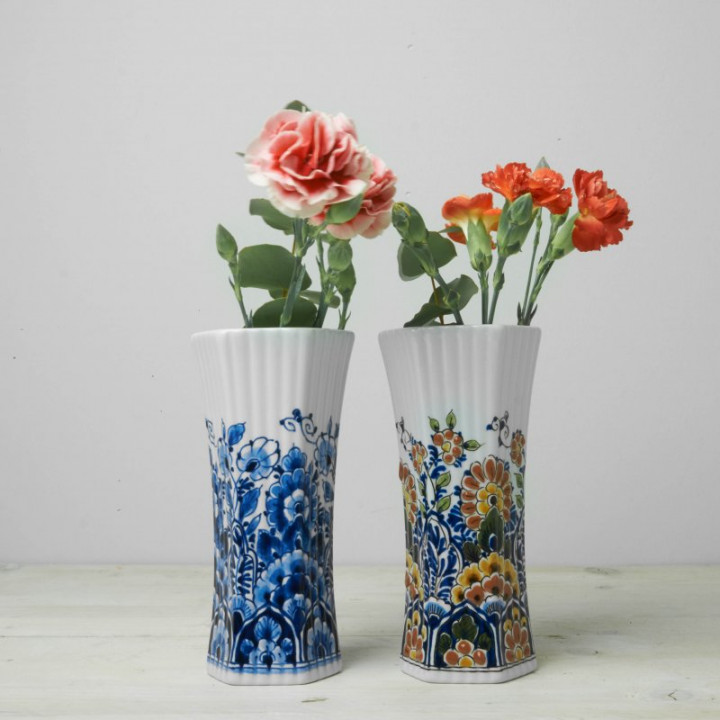 Handbeschilderde Zijvaasje zeskant ribbel bloemmotief en zijvaasje zeskant polychroom met verse bloemen Heinen Delfts Blauw